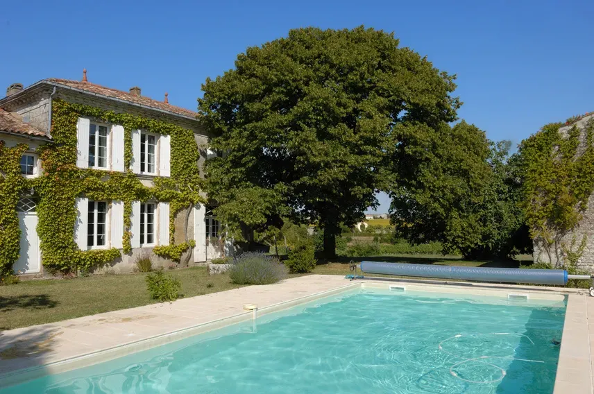 Château avec piscine à LES PONTS-DE-CÉ